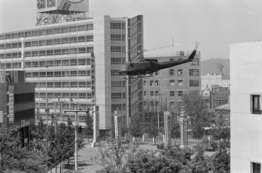 1980년 5월 21일 전일빌딩 앞을 날고 있는  UH-1 헬기. 
사진=한국지방신문협회(광주일보) 나명주·김진수 기자
