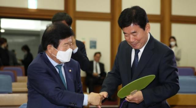국회의장 후보로 나선 박병석, 김진표 더불어민주당 의원