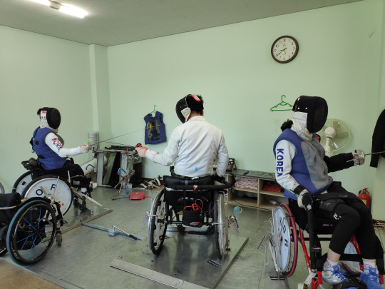 홍성군 장애인운동부 휠체어 펜싱 선수들이 펜싱 연습을 하고 있다. 사진=홍성군 제공
