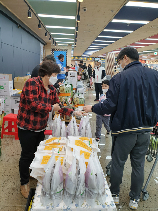 대전 지족동에 위치한 `행복한로컬푸드`를 찾은 소비자들이 진열된 농·특산품을 구매하고 있다. 사진=행복한로컬푸드 제공  
