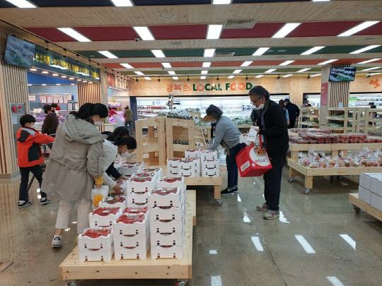 대전 지족동에 위치한 `행복한로컬푸드`를 찾은 소비자들이 진열된 농·특산품을 구매하고 있다. 사진=행복한로컬푸드 제공 
