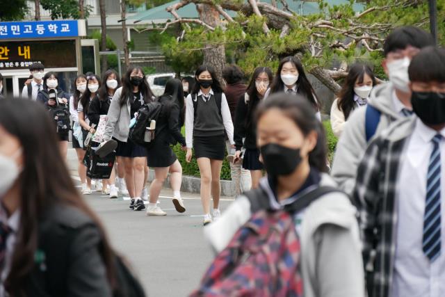 코로나19 사태로 미뤄진 등교 수업이 재개된 20일 대전 유성구 전민고등학교 3학년 학생들이 교실에 들어가기 전 발열체크를 하기 위해 줄 서있다. 사진=윤종운 기자