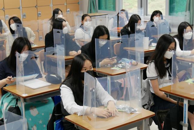 20일 오전 대전전민고등학교 3학년 학생들이 마스크를 쓰고 칸막이가 세워진 책상에 앉아 있다. 사진=윤종운 기자