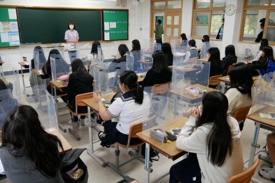 20일 대전전민고등학교 1교시 수업 전 교사가 3학년 학생들에게 학교생활 방역 수칙을 설명하고 있다.
