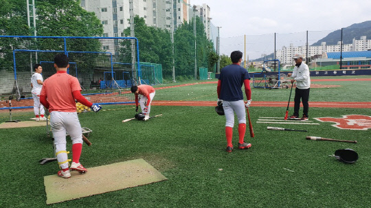 훈련을 하고 있는 대전고 야구부 선수들.김량수 수습기자 
