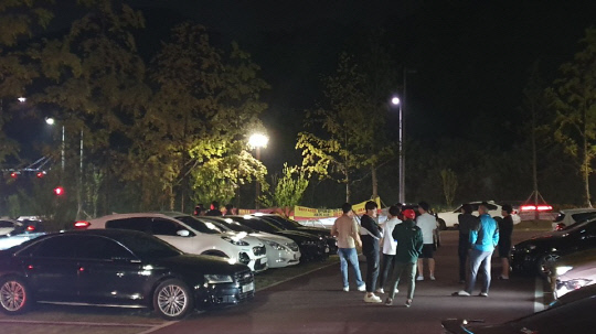 경찰이 출동했다는 소식을 접한 폭주족들이 세종 무궁화공원에 주차 후 대기하고 있다.김량수 수습기자 
