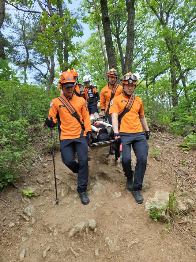 청양소방서(서장 류일희)가 지난 23일 칠갑산 천장호 인근 등산로에서 40대 여성을 신속하게 구조했다 사진=청양소방서 제공
