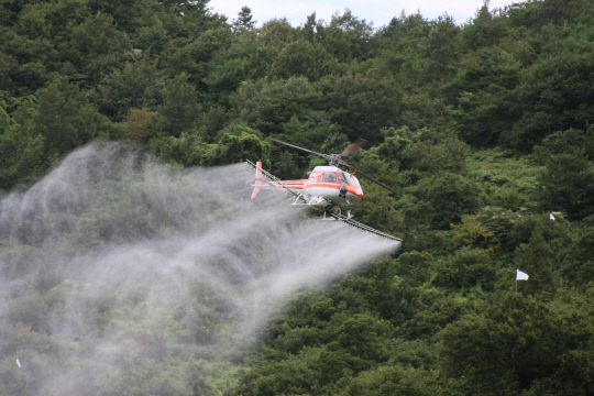 산림청 청양산림항공관리소(소장 김대환)가 소나무재선충병 확산을 저지하기 위해 헬기(산림항공기)를 이용한 항공방제 임무를 실시한다.사진=청양산림항공관리소 제공

