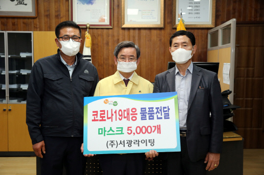 서천군의 예비 사회적기업인 ㈜서광라이팅(대표 곽미자)은 25일 코로나19 감염 예방을 위해 사용해달라며 KF94 마스크 5000개를 서천군에 기탁했다. 사진=서천군 제공
