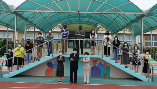 음성 삼성초등학교 는 25일 전체 교직원이 참가한 가운데 코로나19 위기 극복을 위한 희망 캠페인 릴레이인 `덕분에 챌린지`에 동참했다.     사진=삼성초 제공
