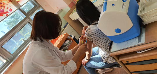 30대 여성이 충남 서천군보건소에서 A형 간염 예방 접종을 하고 있다. 사진=충남도 제공

