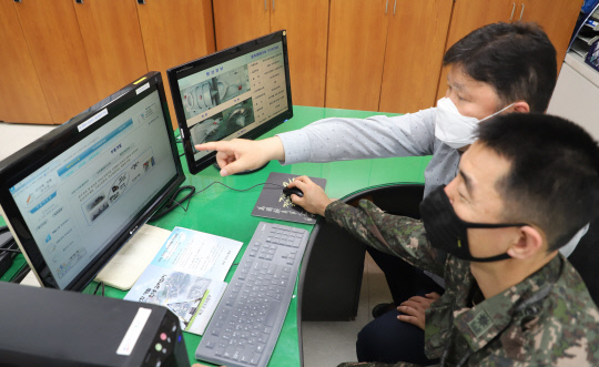군수사 군수기반실 관계자들이 사이버 전시장을 점검하고 있다.사진=육군군수사 제공
