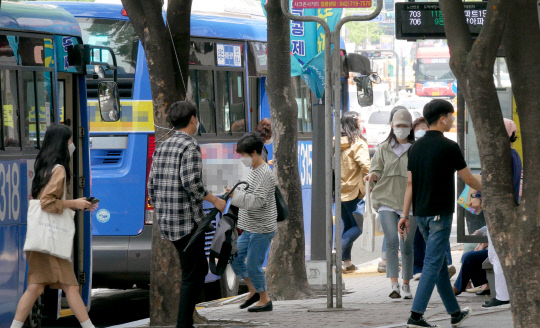 코로나19 감염 예방을 위해 대중교통 이용자의 마스크 착용 의무화가 시작된 26일 오전 대전 서구 둔산동의 한 버스정류장에서 시민들이 마스크를 쓰고 버스를 이용하고 있다. 윤종운 기자