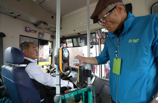 충남 홍성에 거주하는 한 할아버지가  `충남형 교통카드`를 사용하고 있다. 사진=충남도 제공
