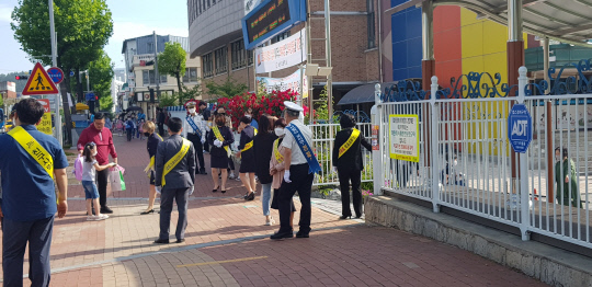 금산경찰서가 스쿨존 어린이 교통사고 예방을 위해 금산초등학교 앞에서 교통안전 캠페인을 펼치고 있다. 사진=금산경찰서 제공