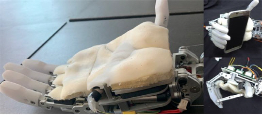 인체모사 3중층 인공피부를 부착한 로봇 손의 동작 모습. 사진=한국연구재단 제공
