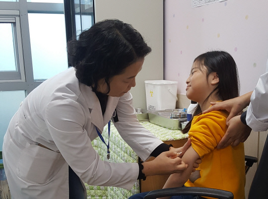 한 어린이가 태안군보건의료원에서 수두 예방접종을 하고 있다. 사진=충남도 제공
