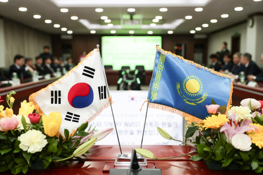 지난 2월 한국마사회와 카자흐스탄 텐그리인베스트먼트사는 알마티 경마장 현대화를 위한 자문계약을 체결했다. 자료제공=한국마사회
