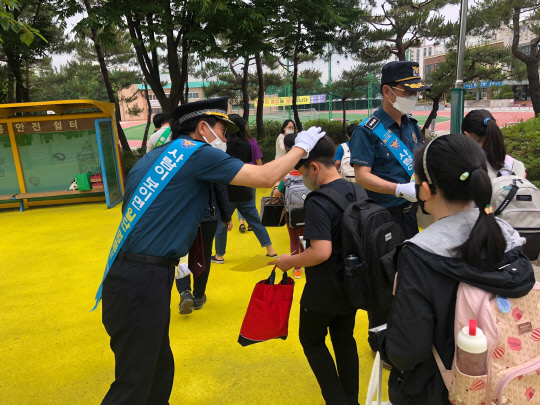대전경찰이 어린이들의 안전을 위한 활동에 나선 가운데 동부서 직원들이 3일 성남초 주변 통학로에서 등굣길 안전활동을 전개하고 있다.  사진=대전경찰청 제공
