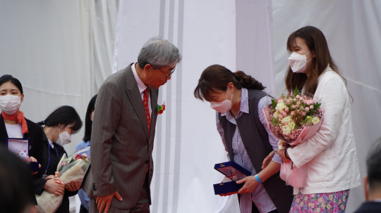 이우종 청운대 총장이 3일 청운대 상징 문주 제막식에서 청운가족상을 시상하고 있다. 김성준 기자
