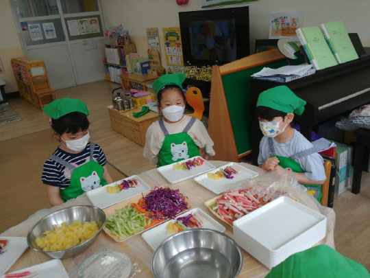 부여 규암초등학교병설유치원(원장 정희순)은 지난 3일 유치원 유아들을 대상으로 세계여러나라 음식 체험활동 프로그램으로 베트남 월남쌈 만들기를 운영했다.사진=규암초병설유치원 제공
