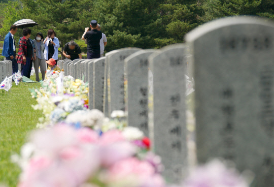 현충일을 이틀 앞둔 4일 오전 대전시 유성구 갑동 국립대전현충원을 찾은 참배객들이 묘역에 참배하고 있다. 윤종운 기자
