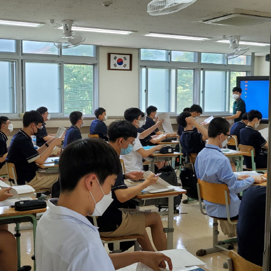 올해 첫 폭염주의보가 발효된 4일 대전 중구의 한 고등학교에서 학생들이 환기를 위해 교실 창문을 열어둔 채로 수업을 듣고 있다.사진=박우경 수습기자
