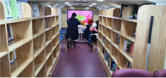 음성군은 군민의 독서문화 진흥을 위해 8일부터 음성군립 이동도서관을 운영한다.  사진은 이동도서관 내부 이용 모습      사진=음성군 제공
