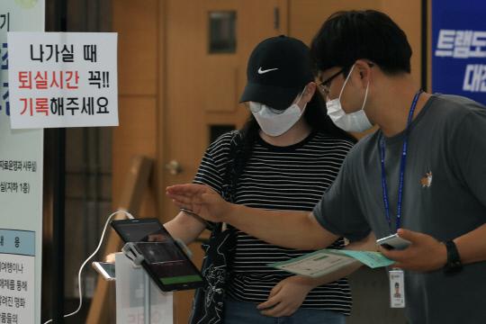 대전 중구 한밭도서관에서 한 시민이 QR코드를 인증하고 있다. [사진=대전시 제공]