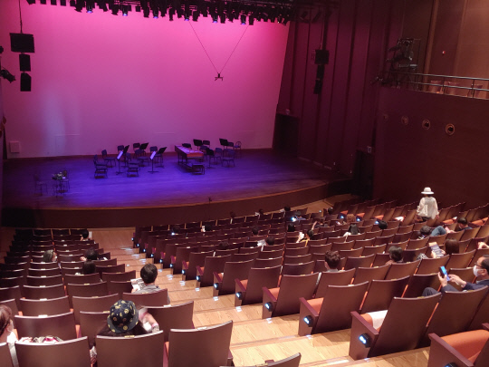 이날 공연이 열린 대전시립연정국악원 작은마당 338석 가운데 객석 띄워 앉기로 80석만 운영됐다.  사진=손민섭 기자
