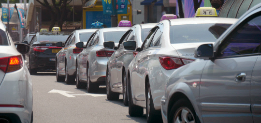 코로나19 사태가 수개월째 이어지면서 시민들의 대중교통 기피현상이 심화되는 가운데 9일 오후 대전시 서구 대덕대로 부근 택시 승강장에 택시들이 손님을 기다리고 있다. 윤종운 기자
