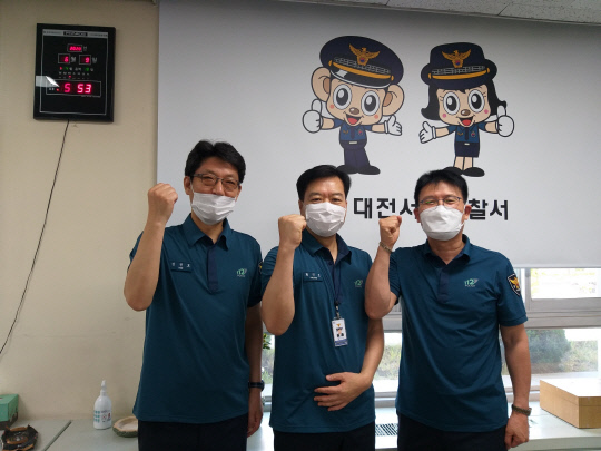 김정호 대전 서부서 112상황실 팀장(왼쪽)과 동료들.

