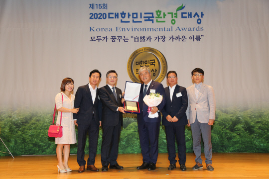 금산군은 지난 10일 서울 상암동 중소기업DMC타워에서 열린 대한민국환경대상 시상식(문정우 금산군수 오른쪽 세 번째)에서 환경보전부문 대상을 수상하고 금산군 관계자들과 기념촬영을 하고 있다. 사진=금산군 제공
