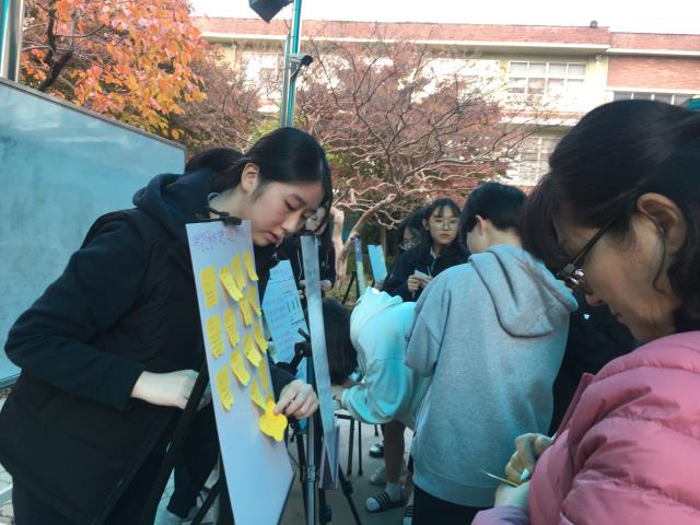 대전여고 학생들이 `학급별 세계시민 캠페인`을 열고 여성인권에 대한 자신의 생각 달기 프로그램을 진행하고 있다. 사진 = 대전여고 제공
