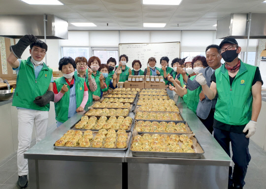 태안군 새마을협의회의 `사랑의 마늘빵` 나눔 봉사 모습.사진=태안군 제공

