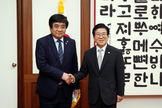 박병석(오른쪽) 국회의장이 22일 서울 여의도 국회 의장집무실에서 한상혁 방송통신위원회 위원장의 예방을 받고 있다. 사진=국회의장실 제공
