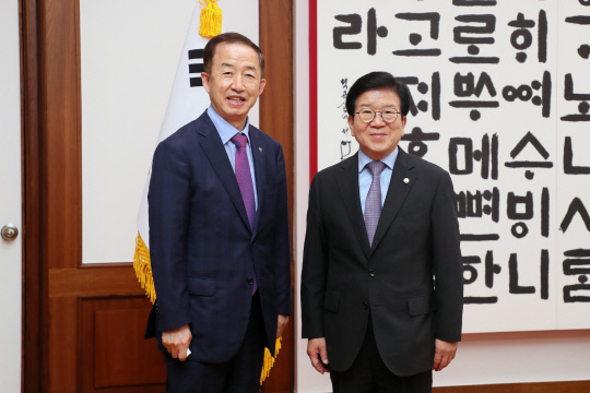 박병석(오른쪽) 국회의장이 23일 김사열 대통령직속 국가균형발전위원장의 예방을 받고 기념촬영을 하고 있다. 사진=국회의장실 제공
