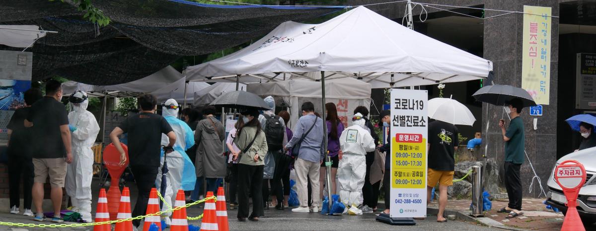 본격적인 장마가 시작된 24일 오전 대전시 서구보건소 선별진료소에 코로나19 검사를 받으려는 시민들이 우산을 쓰고 길게 줄을 서 있다. 윤종운 기자

