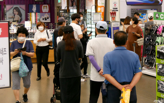 25일 오전 대전복합터미널 이마트 3층에서 시민들이 비말 차단용 마스크 구매 번호표를 받기 위해 기다리고 있다. 윤종운 기자
