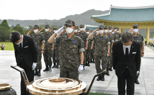 김준식 공군참모차장(가운데)이 현충탑을 찾아 경례를 하고 있다.사진=공군 제공
