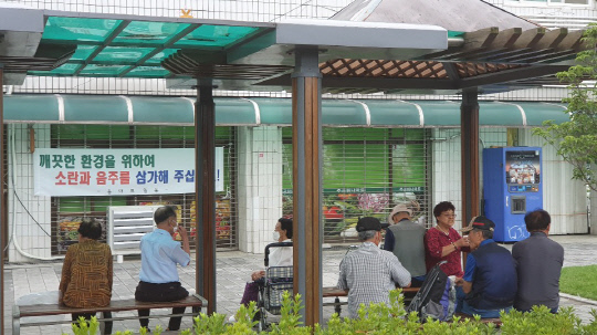 대전 중구의 한 슈퍼마켓 앞 노인들이 모여 있다. 김량수 기자 
