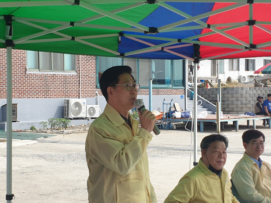 양승조 충남지사가 28일 태안군 외도를 방문해 주민들에게 인사말을 하고 있다. 김성준 기자
