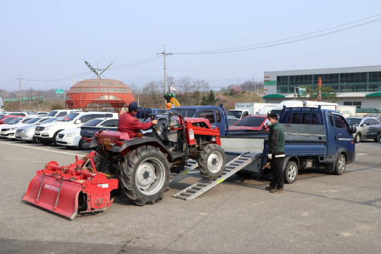 지난 26일 영동군농업기계임대사업장에서 한 농민이 트랙터를 빌려가기 위해 차량에 싣고 있다. 사진=영동군 제공.
