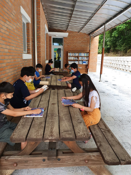 음성 오선초등학교(교장 박정원)는 코로나19 극복을 위해 다양한 야외 독서 활동을 진행하고 있다  사진=오선초 제공
