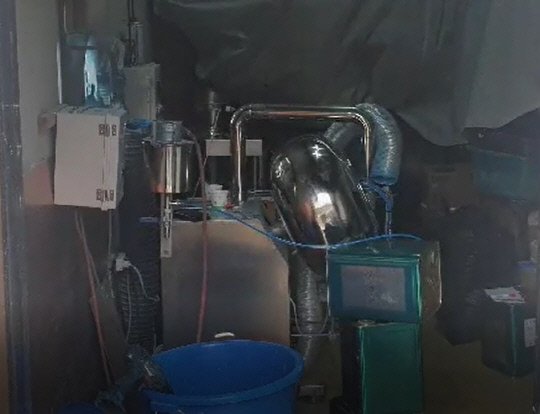 충남 서산지역 농가창고에서 발견된 가짜 비아그라 제조기계. 사진=서산경찰서 제공
