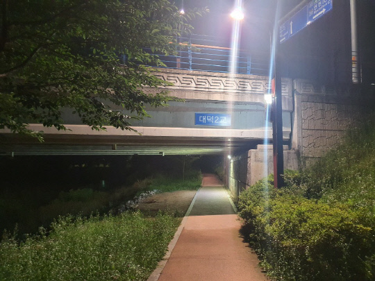 당진시가 여름철 당진천 산책로 방범취약 해소를 위해 LED안전등을 설치했다. 사진 = 당진시 제공
