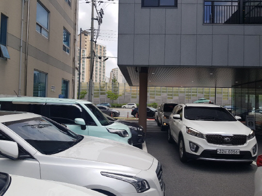 7일 스타벅스 도안점 드라이브 스루 매장에 차량들이 진입하고 있다. 사진=박상원 기자 
