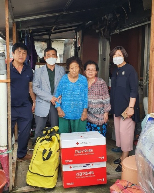 대전 중구 은행선화동복지센터(동장 이병오)는 지난 7일 지역 내 화재로 이재민이 된 주민에게 구호금 30만원과 재해 구호금품을 전달하며 위로했다.