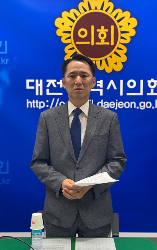 더불어민주당 소속 권중순 대전시의원이 8일 시의회에서 사퇴 철회와 관련된 기자회견을 하고 있다. 박영문 기자
