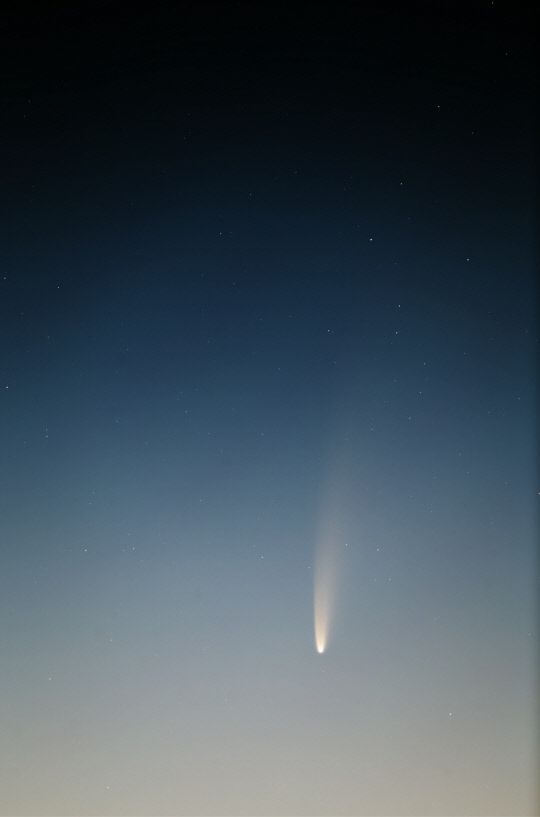 지난 8일 오전 4시24분 강원도 태백시에서 박영식 한국천문연구원 선임연구원이 촬영한 니오와이즈 혜성(C/2020 F3) 모습. 사진=천문연 제공
